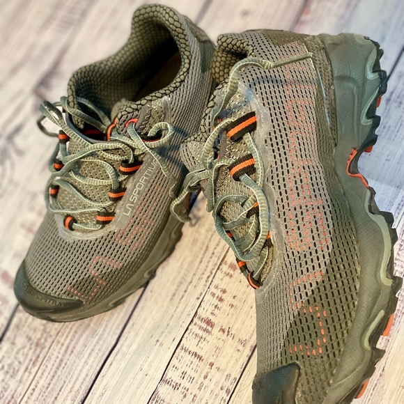 La Sportiva Gray with Red Women’s Trail Shoes (9) - Picture 3 of 5